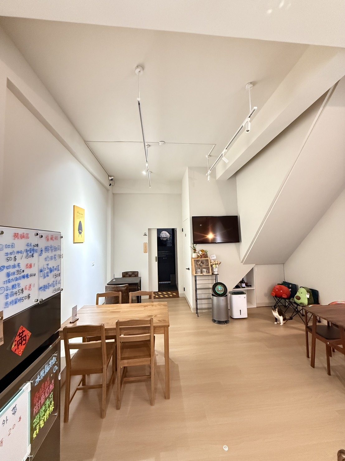 吾喵 CAFÉ 店內空間實景：吧台、座位區與自然採光